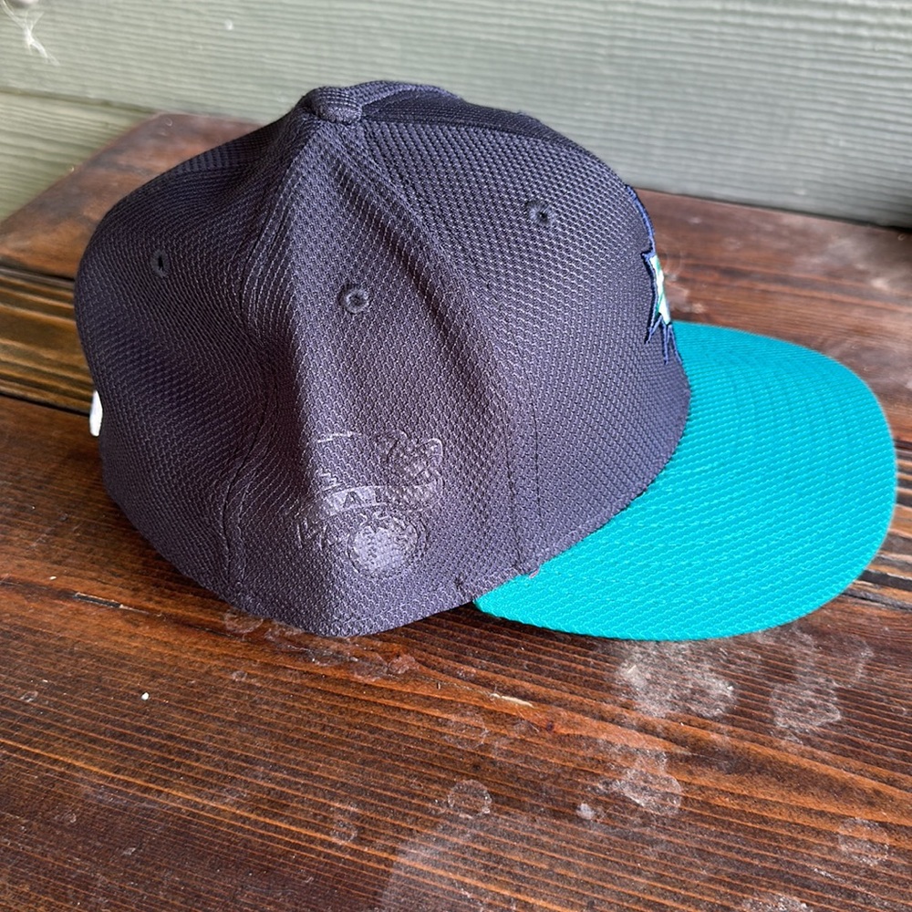 NEW fitted New Era Mariners Hat in Size 7 3/8 - Picture 2 of 3